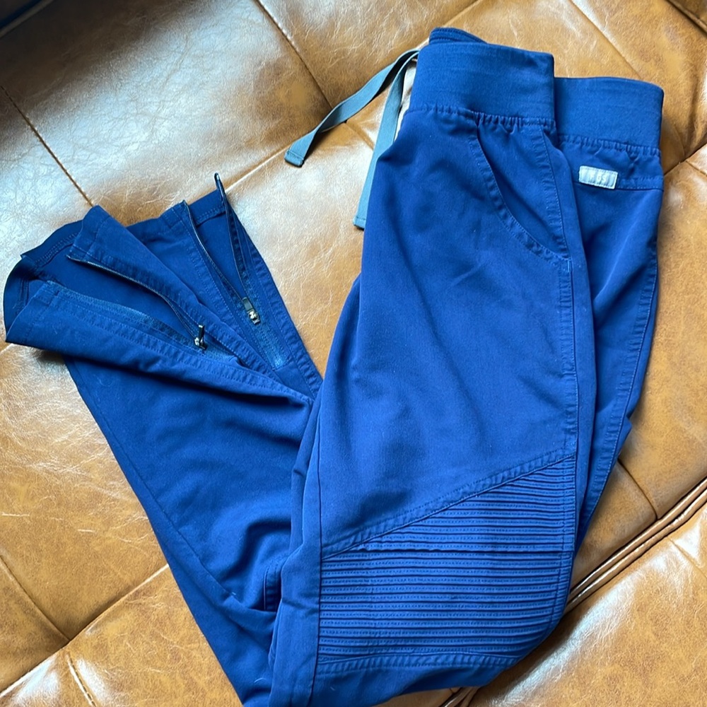 Figs scrub navy blue